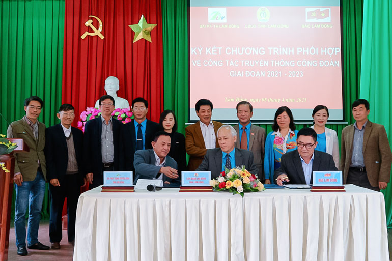 Liên đoàn Lao động tỉnh ký kết chương trình phối hợp cùng Đài PTTH tỉnh Lâm Đồng và Báo Lâm Đồng
