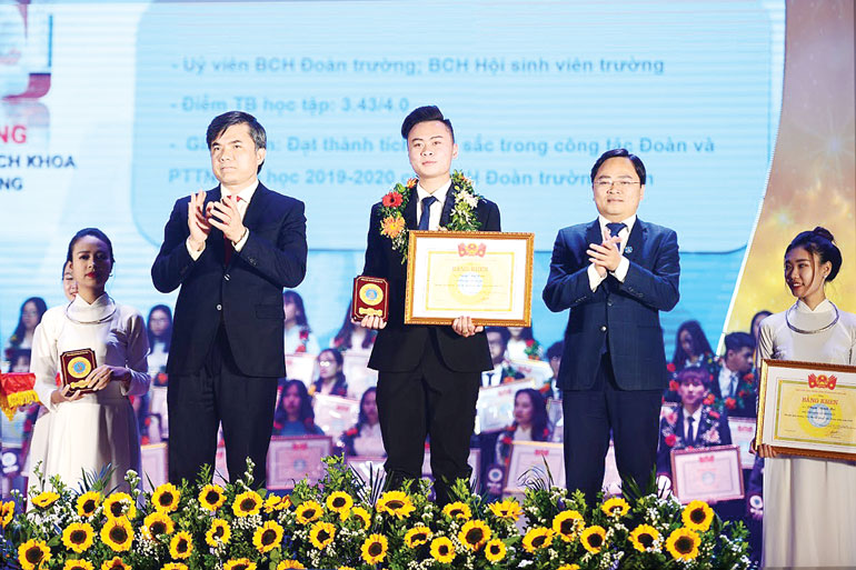 Đặng Duy Nam nhận giải thưởng “Sao tháng giêng” do Trung ương Hội Sinh viên Việt Nam trao tặng. Ảnh: NVCC
