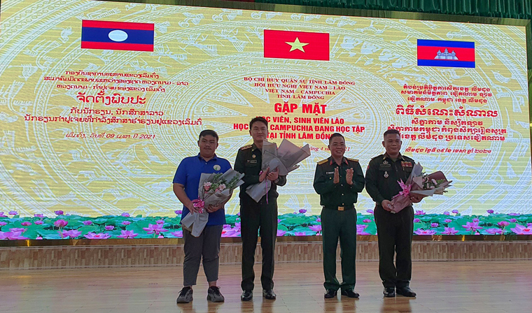 Đại diện lãnh đạo Bộ Chỉ huy Quân sự tỉnh tặng quà chúc mừng năm mới các lưu học sinh và học viên Quân đội Nhân dân Lào và Quân đội Hoàng gia Campuchia