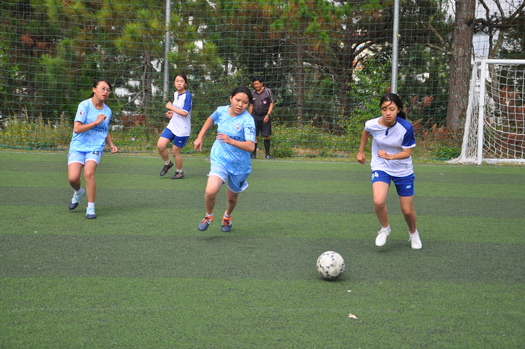 Một trận đấu trong bảng nữ của đội THPT Bùi Thị Xuân – áo trắng và Phổ thông Hermann Gmeiner - áo xanh nhạt