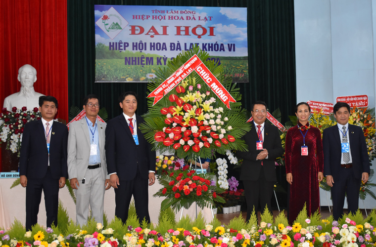 Chủ tịch UBND thành phố Đà Lạt Tôn Thiện San (thứ ba, bên phải) tặng hoa chúc mừng Đại hội