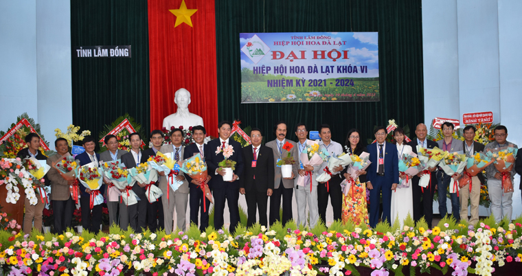 Lãnh đạo tỉnh Lâm Đồng và thành phố Đà Lạt tặng hoa Ban Chấp hành Hiệp hội Hoa Đà Lạt nhiệm kỳ 2021- 2024