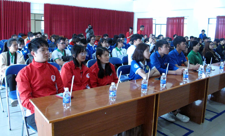 150 tình nguyện viên thuộc các CLB các trường đại học, cao đẳng trên địa bàn TP Đà Lạt tham gia chương trình