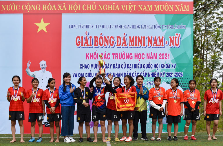 Trao giải nhất bóng đá nữ cho Trường Phổ thông Dân tộc nội trú Lâm Đồng