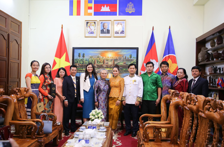 Đoàn công tác của Hiệp hội Doanh nghiệp tỉnh Lâm Đồng chụp ảnh lưu niệm với Tổng lãnh sự quán Campuchia tại thành phố Hồ Chí Minh cùng phu nhân