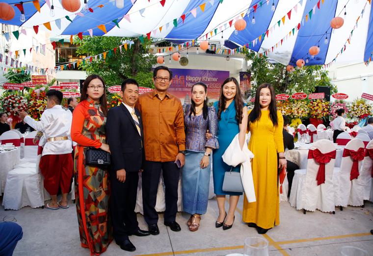 Gặp Tham tán thương mại Campuchia và phu nhân (giữa) tại buổi lễ mừng năm mới Chol Chnam Thmay