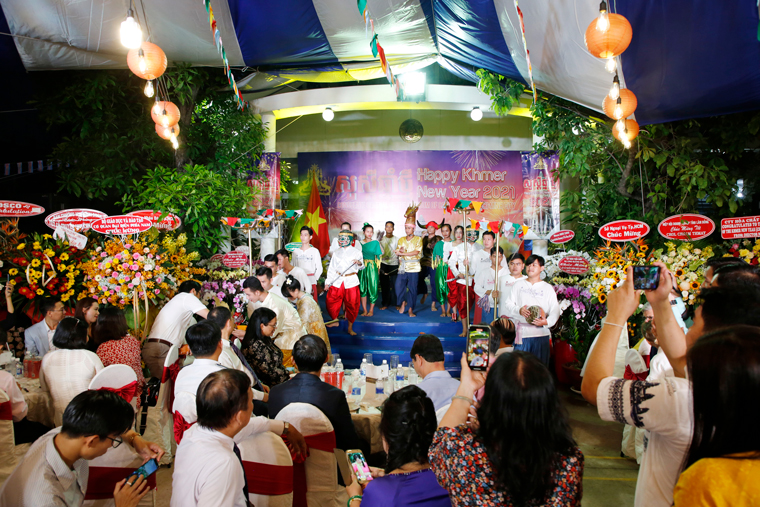 Đại biểu hào hứng xem hoạt cảnh mừng năm mới của các bạn sinh viên Campuchia tại thành phố Hồ Chí Minh