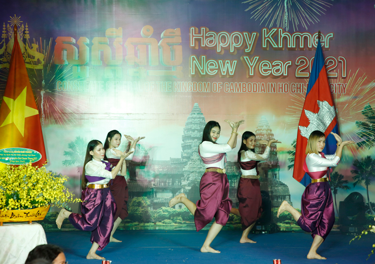 Các cô gái Khmer trong điệu múa truyền thống