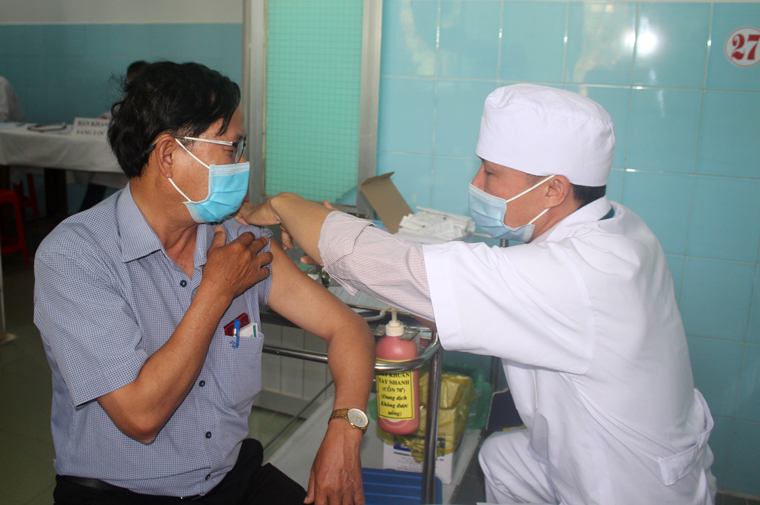 Đức Trọng tổ chức tiêm vắc xin phòng Covid-19 cho cán bộ y tế