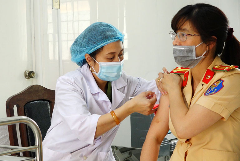 Cán bộ y tế tiêm vaccine cho nữ chiến sỹ tuyến đầu