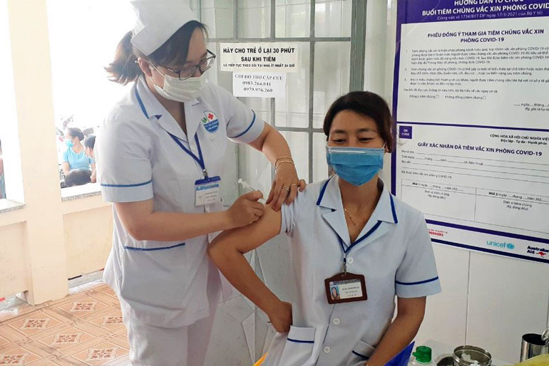 Tiêm vắc xin phòng Covid - 19 cho lực lượng tuyến đầu chống dịch huyện Đạ Huoai
