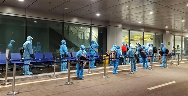 Hành khách chờ làm thủ tục nhập cảnh tại sân bay quốc tế Vân Đồn (Quảng Ninh)