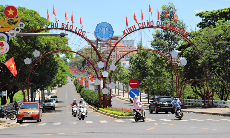 Cửa ngõ vào trung tâm thành phố Bảo Lộc rực rỡ cờ hoa, pa-nô, áp phích tuyên truyền ngày bầu cử đại biểu Quốc hội khóa XV và đại biểu HĐND các cấp nhiệm kỳ 2021 - 2026