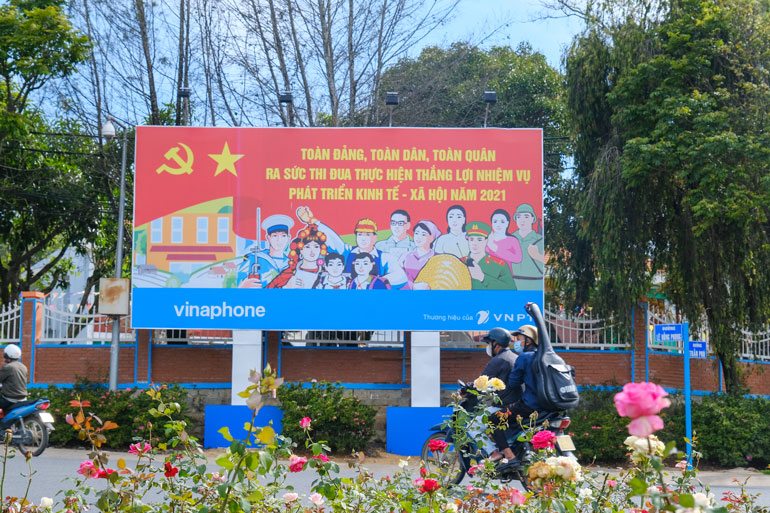 Trên các cung đường thành phố Đà Lạt đều được treo pa-nô, khẩu hiệu, tạo không khí cho ngày hội bầu cử náo nức, rộn ràng