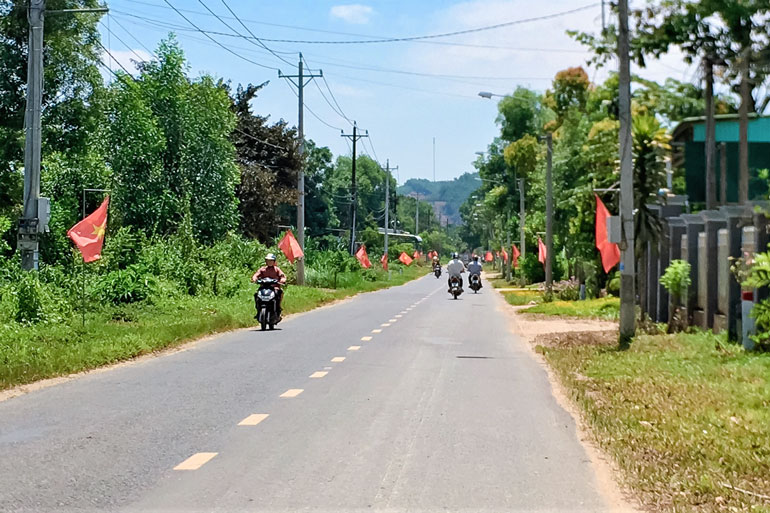 Đường vào Thôn 2, xã Đạ Kho (huyện Đạ Tẻh) ngập tràn cờ đỏ sao vàng. Ảnh: Trương Thái Anh Quốc