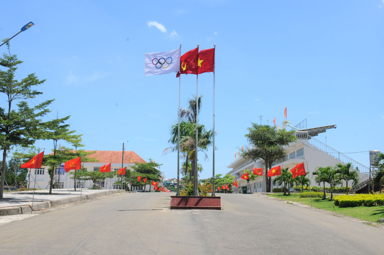 Khu trung tâm huyện Bảo Lâm được trang hoàng rực rỡ cờ hoa chào đón ngày hội lớn của đất nước