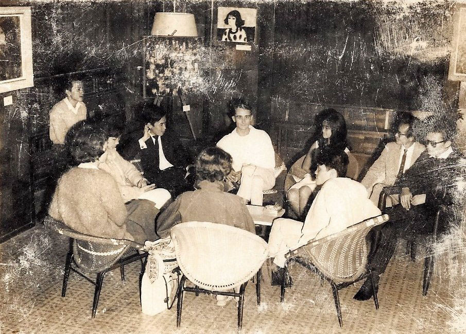 Nhạc sỹ Trịnh Công Sơn (ngồi thứ hai, phải qua) cùng bạn bè nghệ sĩ trong triển lãm tranh Đinh Cường, mùa Đông năm 1965. Ảnh: Tư liệu