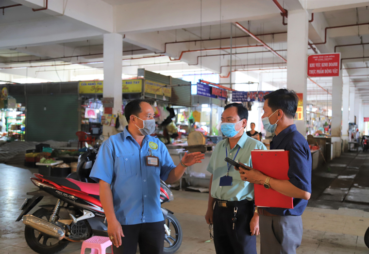 Cán bộ Đoàn kiểm tra tiến hành kiểm tra thực tế việc thực hiện công tác phòng chống dịch Covid – 19 tại Chợ Bảo Lộc