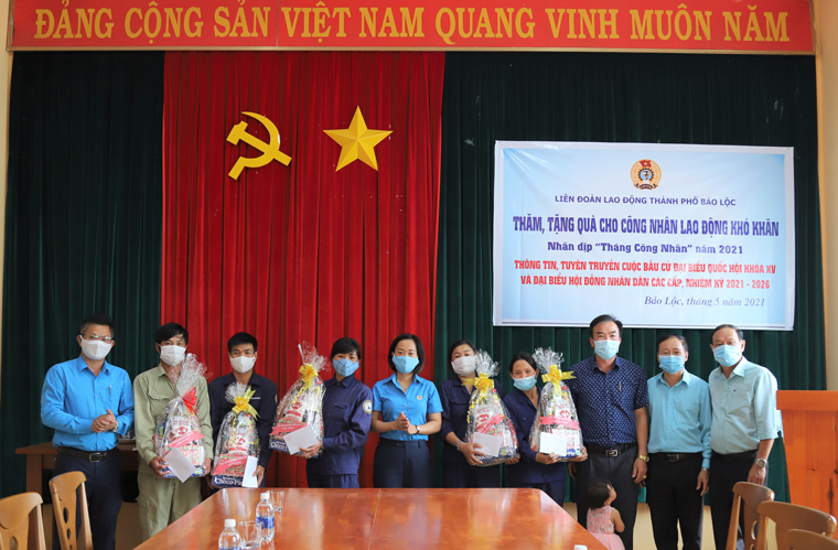 Liên đoàn Lao động TP Bảo Lộc trao tặng quà cho công nhân, người lao động có hoàn cảnh khó khăn tại Công ty Công trình Đô thị Bảo Lộc