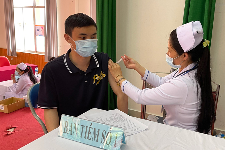 BS Bệnh viện Đa khoa Lâm Đồng tiêm vắc xin phòng Covid-19 