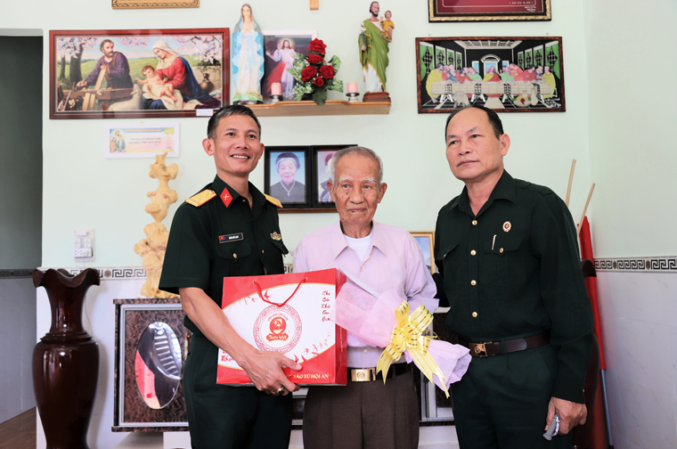 Đại tá Lê Xuân Ngân – Chủ tịch Hội Cựu chiến binh TP Bảo Lộc và đại diện Ban Chỉ huy Quân sự thành phố thăm, tặng quà cụ Lê Bá Nhã