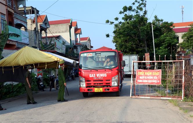 Lực lượng chức năng chốt chặn các lối ra vào tại xã Mão Điền, huyện Thuận Thành, tỉnh Bắc Ninh.