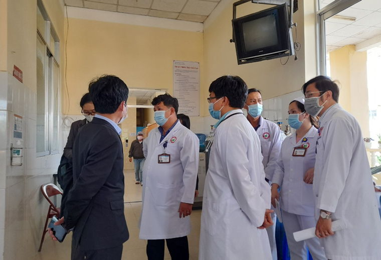 Lãnh đạo Sở Y tế kiểm tra công tác phòng chống dịch Covid-19 tại Bệnh viện Đa khoa Lâm Đồng. Ảnh: Diệu Hiền