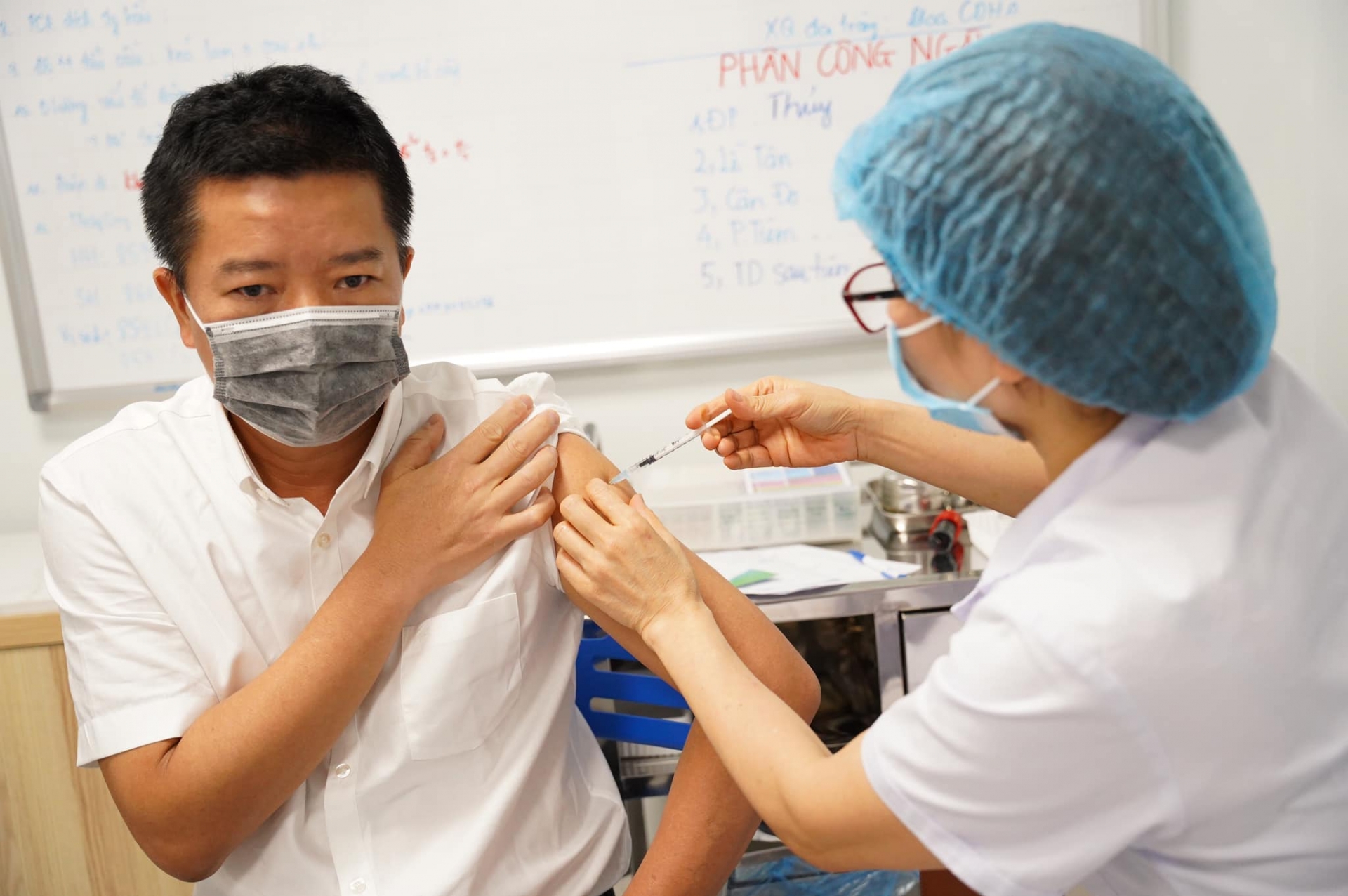 Tại Việt Nam, công tác bảo đảm an toàn tiêm chủng vắc xin phòng COVID-19 luôn đặt lên hàng đầu - Ảnh Xuân Tùng