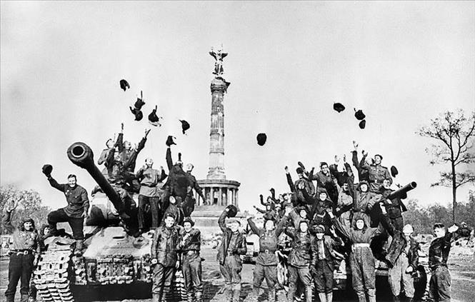 Các chiến sĩ Hồng quân Liên Xô vui mừng chiến thắng tại Berlin, ngày 9/5/1945, sau khi Đức chính thức ký tuyên bố đầu hàng Liên Xô và các nước đồng minh. Ảnh: Tư liệu quốc tế