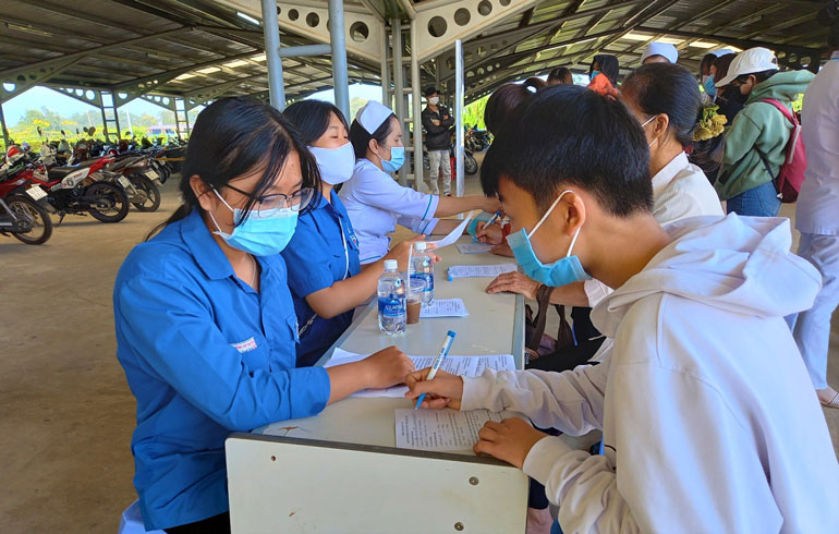 Đội hình xung kích tình nguyện thuộc Thành Đoàn Bảo Lộc tham gia hướng dẫn, hỗ trợ người dân khai báo y tế khi đến khám, chữa bệnh tại Bệnh viện II Lâm Đồng