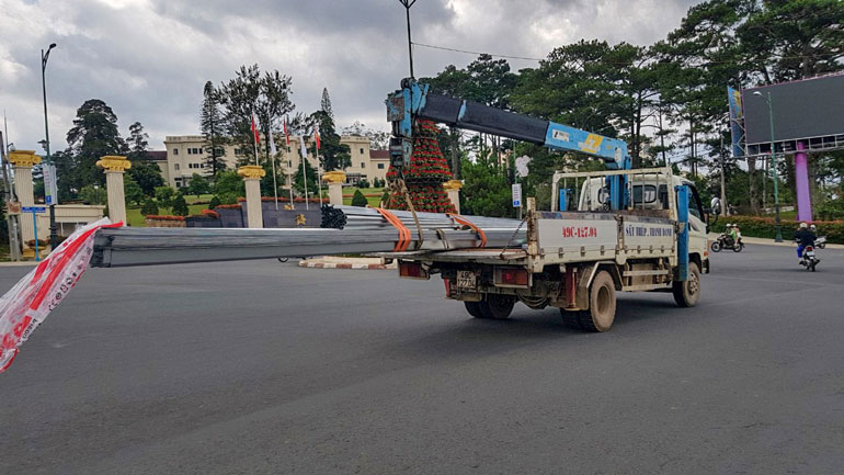 Tình trạng xe tải, xe thô sơ chở hàng hóa cồng kềnh vượt quá mức quy định, không đảm bảo an toàn khi tham gia giao thông xuất hiện trên nhiều tuyến đường TP Đà Lạt.