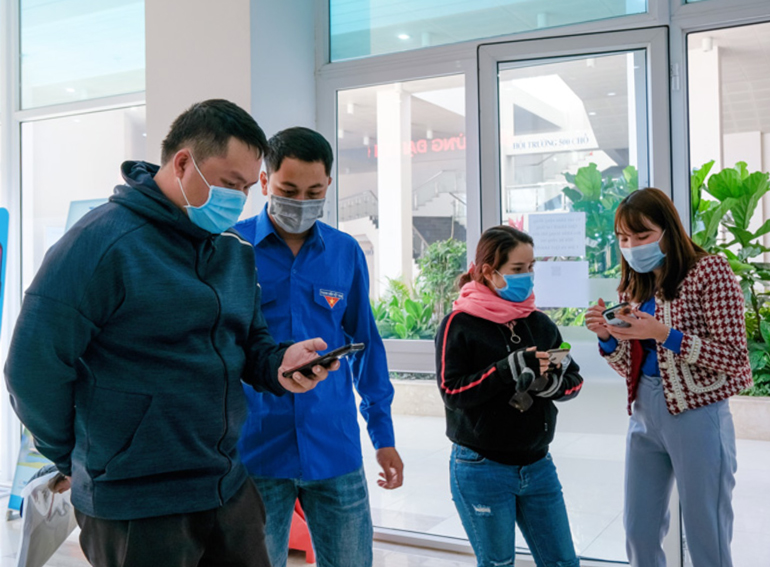 Cán bộ, đoàn viên thuộc Đoàn Khối Các cơ quan tỉnh Lâm Đồng hướng dẫn người dân khai báo y tế điện tử tại Trung tâm Dịch vụ Hành chính công tỉnh