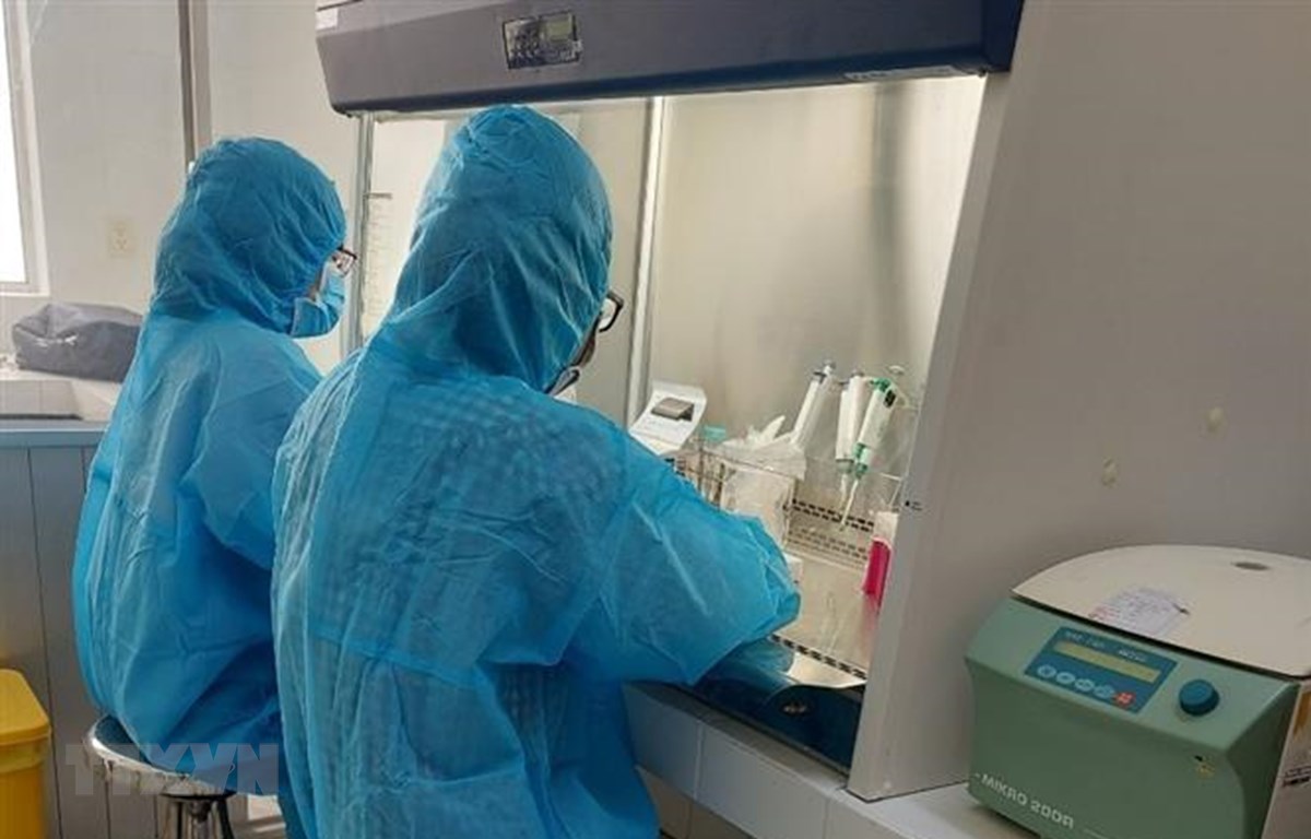 Nhân viên y tế chạy thử nghiệm máy xét nghiệm COVID-19 tại cơ sở xét nghiệm mới - Trung tâm kiểm soát bệnh tật tỉnh Long An