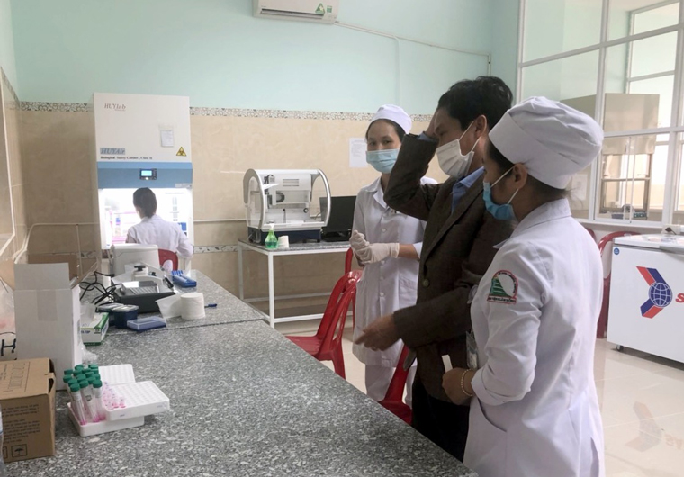 Giám đốc Sở Y tế Lâm Đồng Nguyễn Đức Thuận kiểm tra Phòng xét nghiệm SARS-C0V-2 của Bệnh viện II Lâm Đồng đang làm thủ tục thẩm định