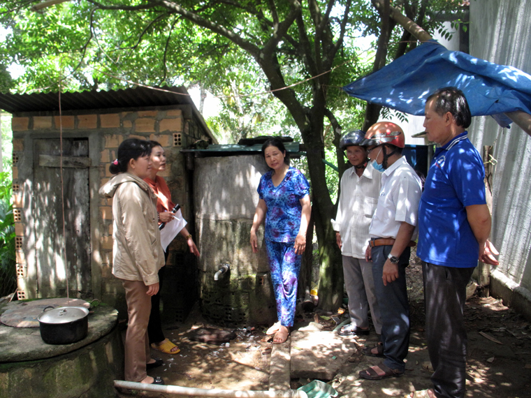 Cán bộ Trung tâm Kiểm soát Bệnh tật tỉnh và y tế huyện Cát Tiên kiểm tra, giám sát mật độ muỗi, lăng quăng tại nhà dân trong năm 2020