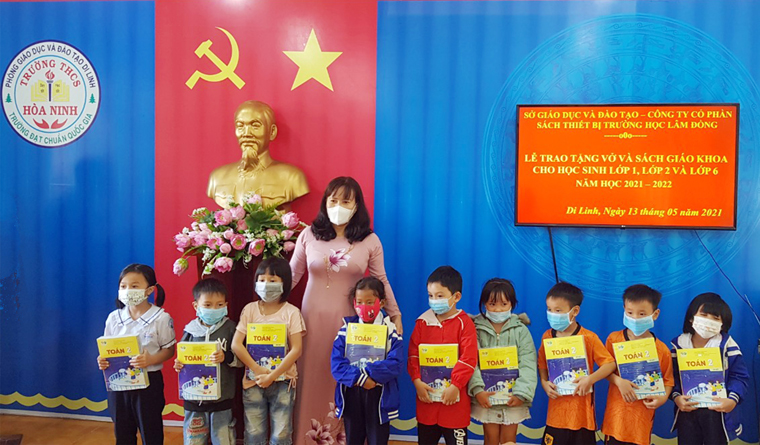 Tặng 800 bộ sách giáo khoa cho học sinh có hoàn cảnh khó khăn Di Linh