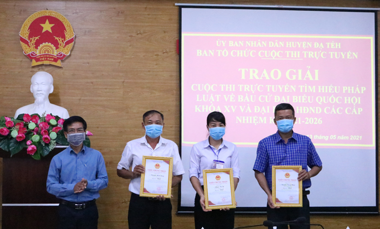 UBND huyện Đạ Tẻh trao giải nhất cho 4 thí sinh tham gia dự thi