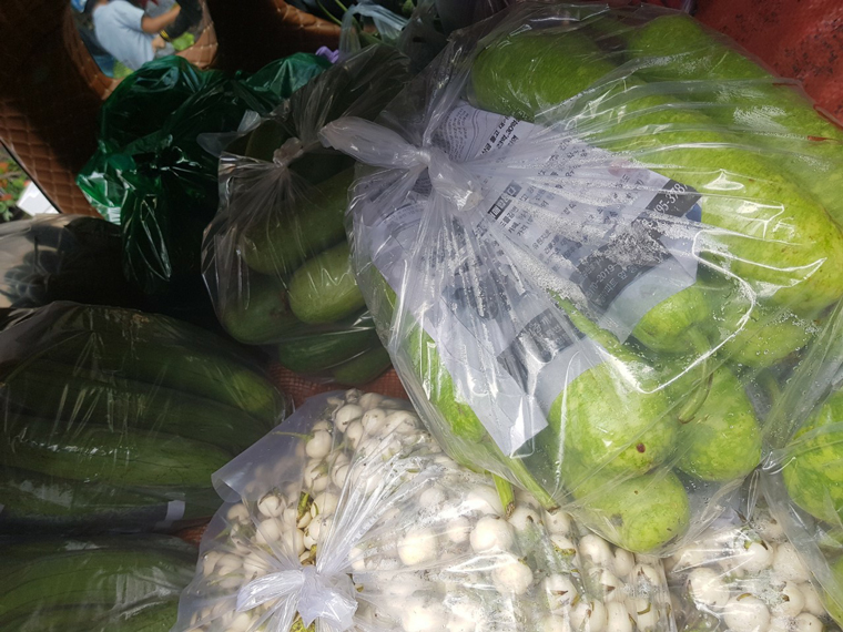 Các loại rau, củ được đóng gói gửi vào khu cách ly