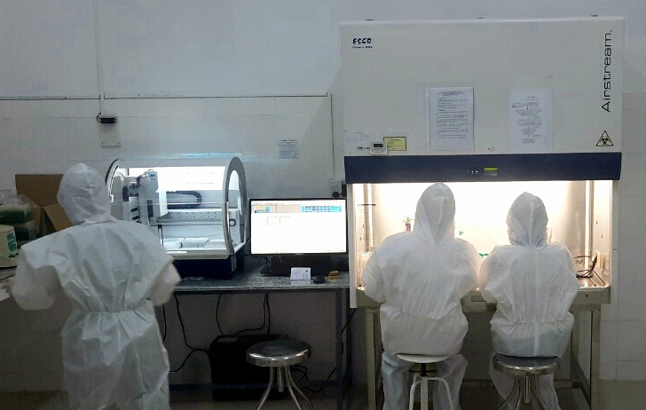 Kỹ thuật viên đang làm việc tại Phòng xét nghiệm SARS-CoV-2 của Trung tâm Kiểm soát Bệnh tật Lâm Đồng