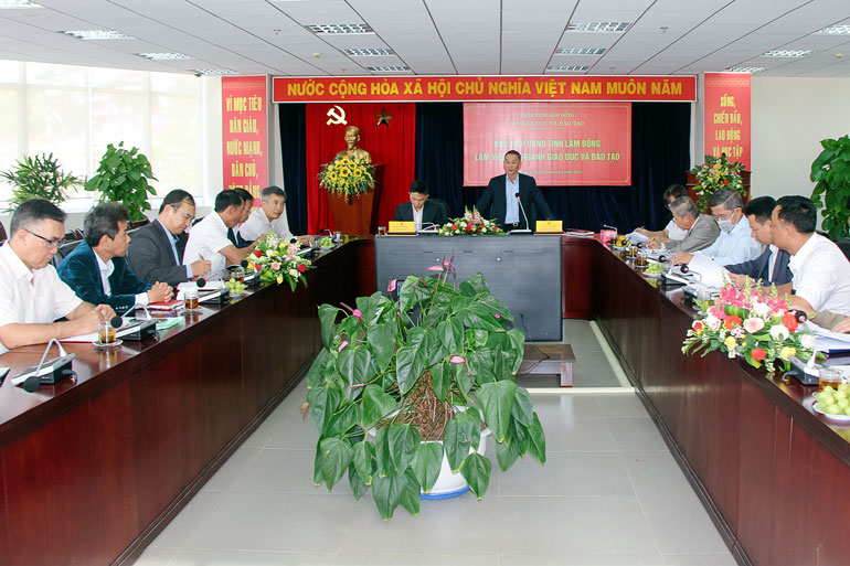Chủ tịch UBND tỉnh Trần Văn Hiệp chỉ đạo tại buổi làm việc với ngành GDĐT Lâm Đồng ngày 5/5