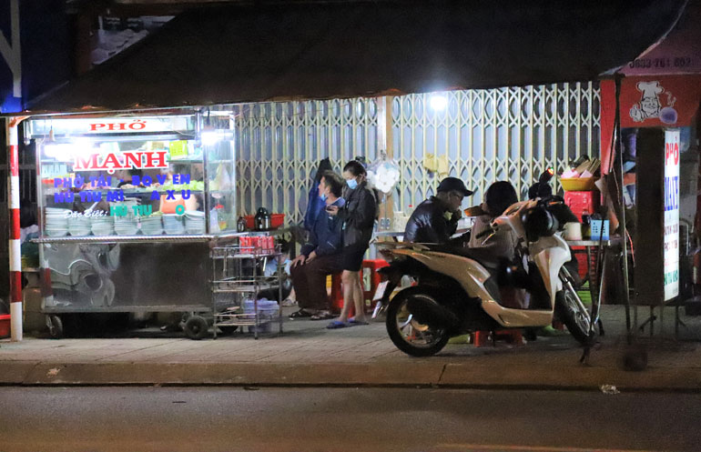 Quán ăn vỉa hè trên đường Trần Phú (phường B’Lao) mở bán phục vụ khách từ 18 giờ ngày 15/5 nhưng đến 22 giờ cùng ngày lực lượng công an mới có mặt xử lý