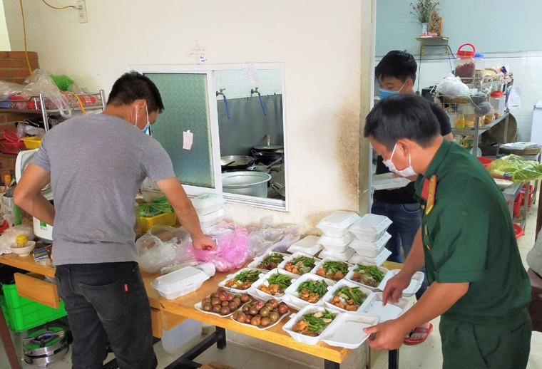 Các nhà hảo tâm chuẩn bị cơm miễn phí tặng người cách ly y tế tại Khu cách ly xã Đại Lào