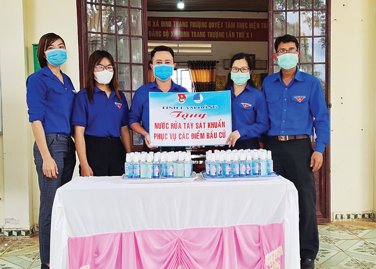 Tỉnh Đoàn Lâm Đồng tặng nước rửa tay sát khuẩn cho các điểm bầu cử tại huyện Di Linh