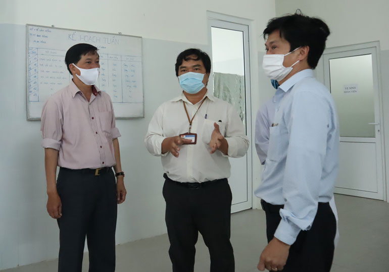 Ông K’Ngọc Hùng - Giám đốc Trung tâm Y tế huyện Đam Rông báo cáo về công tác triển khai phòng dịch tại các điểm bầu cử
