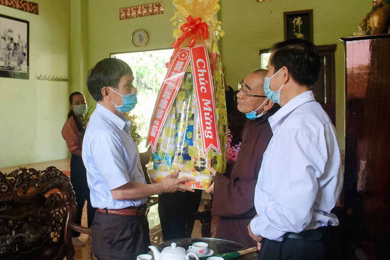 Đồng chí Nguyễn Văn Cường - Phó Bí thư Huyện ủy, Chủ tịch UBND huyện, làm trưởng đoàn đến thăm, tặng quà tại Tịnh viện Hương Nghiêm (Phú Hội)