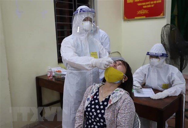 Lực lượng y, bác sỹ lấy mẫu xét nghiệm SARS-CoV-2 cho người dân tại xã Mão Điền, huyện Thuận Thành, tỉnh Bắc Ninh