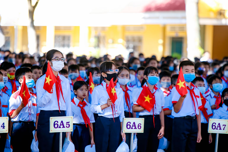 Học sinh Trường THCS Lê Hồng Phong (thị trấn Liên Nghĩa, huyện Đức Trọng) trong lễ khai giảng năm học 2020 - 2021. Ảnh: Chính Thành