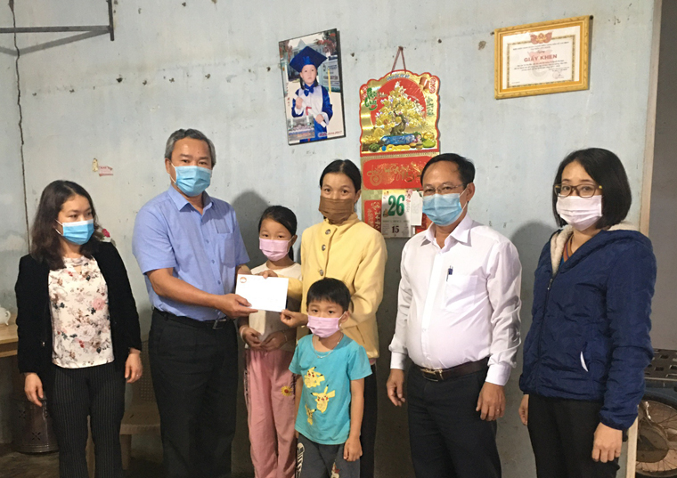 Lãnh đạo Ủy ban MTTQ Việt Nam tỉnh thăm, trao quà cho hộ nghèo huyện Đức Trọng