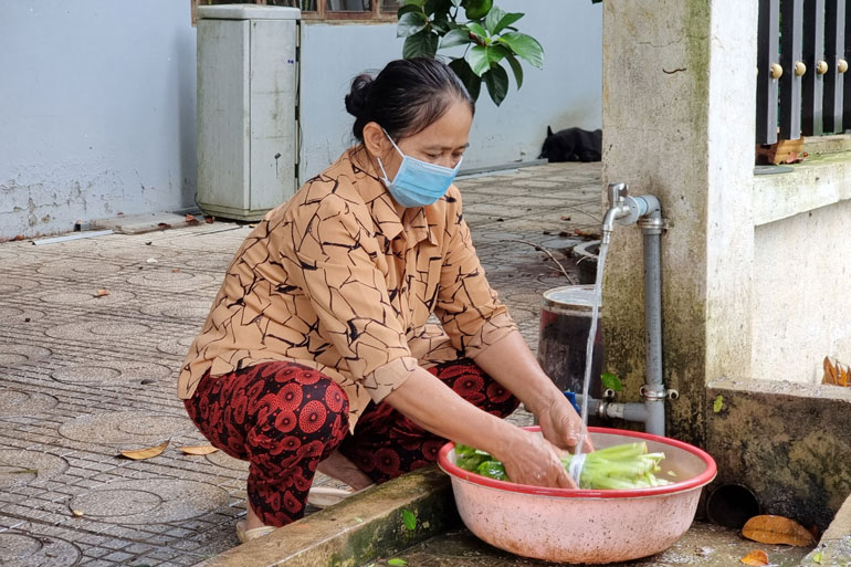Người dân huyện Đạ Tẻh an tâm sử dụng nguồn nước sạch trong sinh hoạt hằng ngày.