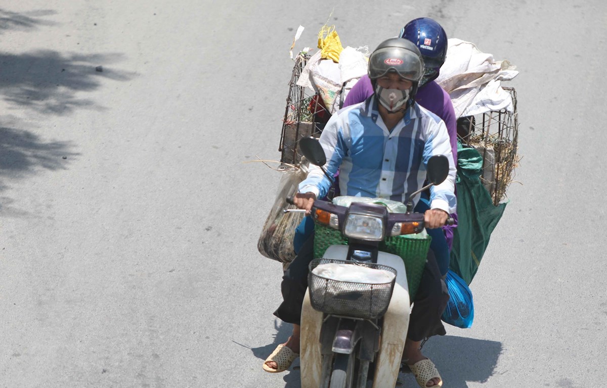 Thời điểm giữa trưa, nếu phải di chuyển trên đường, người dân cần trang bị đồ chống nắng để đảm bảo sức khỏe.